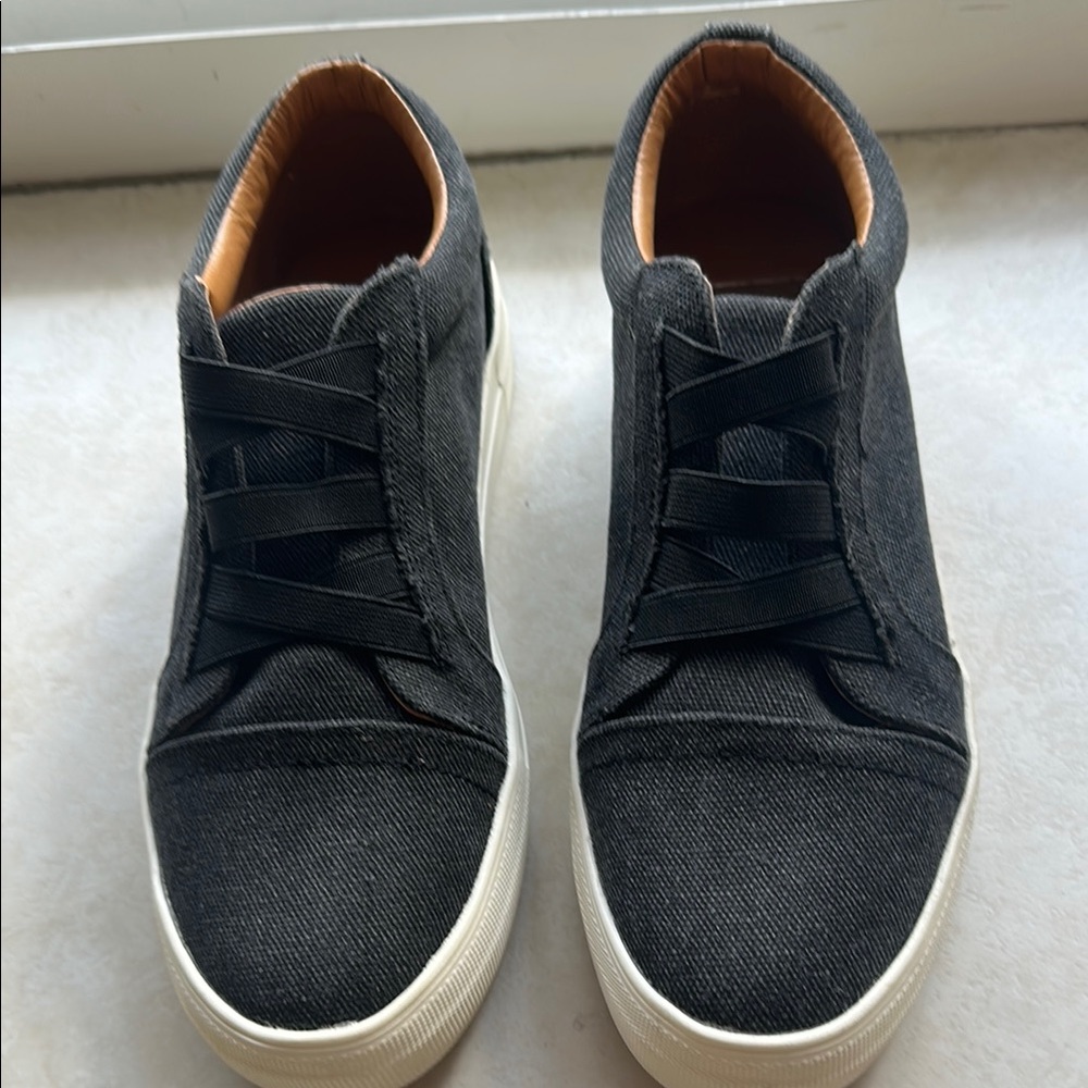 DV by Dolce Vita Black and White Sneakers Minimalist Design